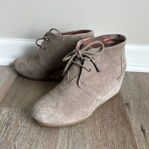 Tom’s women’s 9.5 suede wedge